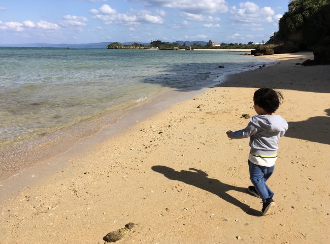 まだ海に入るには早いですが、それでも十分楽しめる沖縄。子連れで快適に過ごす沖縄旅行のアレコレをお伝えします♪