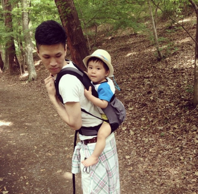 我が家は家族でお出かけ好き! パパもよく抱っこしてくれます