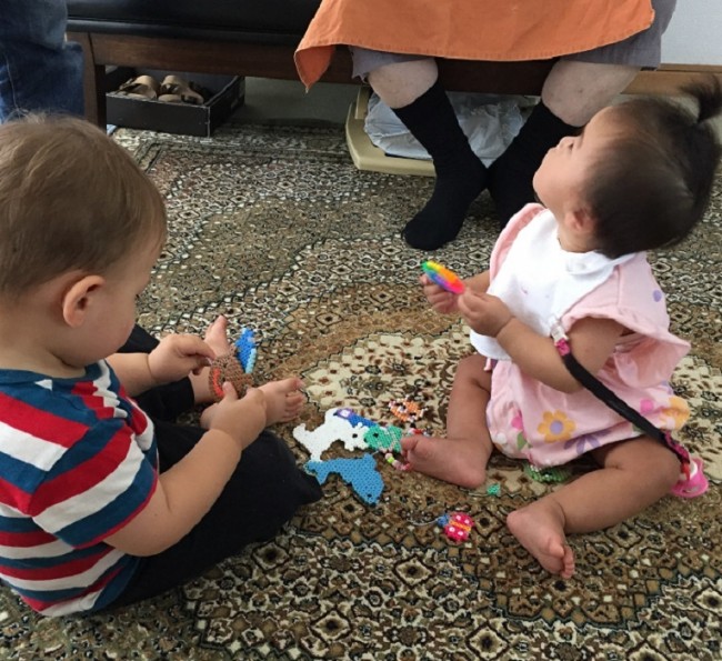 数か月違いで産まれてきた息子と姪っ子。生まれたときからずっと仲良し