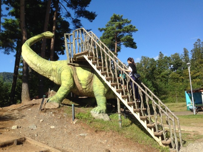 大きな恐竜がいる公園