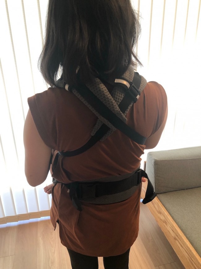 クロスさせることで肩のズレがなくなり、背中でしっかり安定します