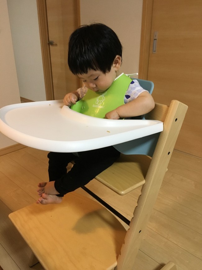 ハーネスやトレイをつけて、カスタマイズ。足のせ代は、敢えてこの位置で立ち上がり防止にしています