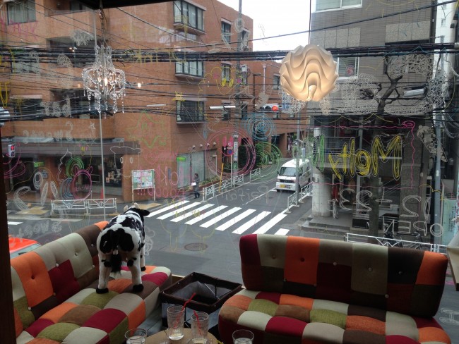 開放的でかわいい内装の店内で、代官山の街を見ながらランチ&パフェをいただけます♡