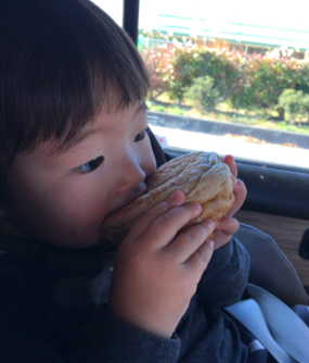 移動中のおやつはパンが便利♪ カラダ作りのことを考えて、おにぎりやパンもおやつに含めます