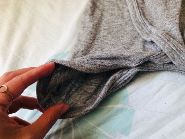 くるりと足周りを止められるので、赤ちゃんが動いて着崩れてしまうことを防げます