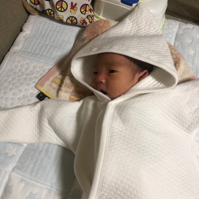 ふわふわと上質なキルティング生地のロンパース。新生児には白が似合います