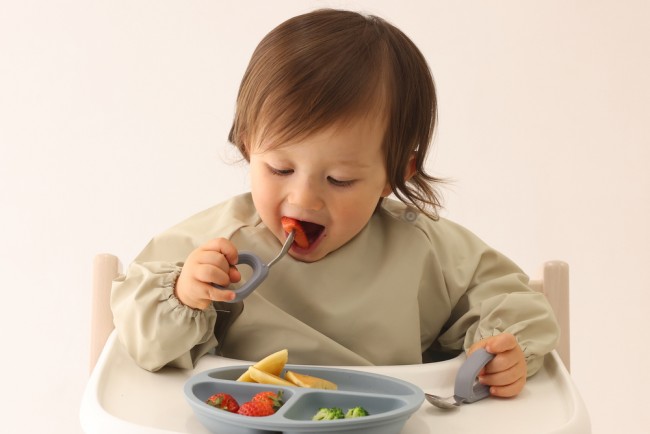 握りやすいところが正しい握り位置。正しく握れると、スムーズに食べられて、食事がもっと楽しくなります