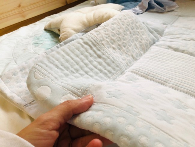 掛け布団はコットン100%で、ふんわりしたオーガニック素材のものを