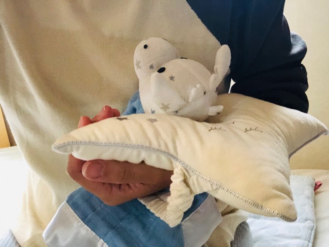 こんな風に頭を乗せて授乳。赤ちゃんの体勢も固定されるし、授乳中の汗も吸ってくれます。小さなことのようですが、これがとっても助かる機能!