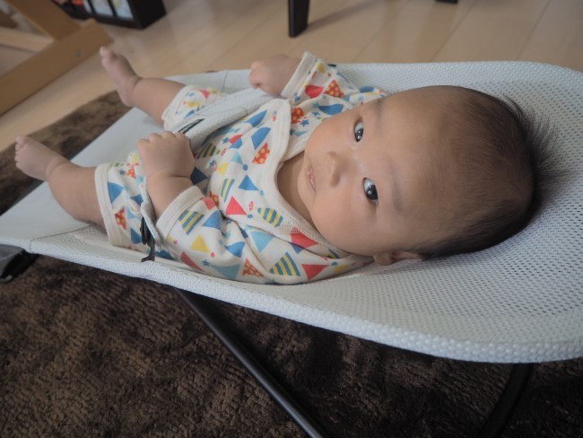 ソファーでくつろぐママと視線もぴったり♡ 自然な揺れが心地良いのか、バウンサーに乗せると泣きやんだり、よく寝てくれるという意見も多数
