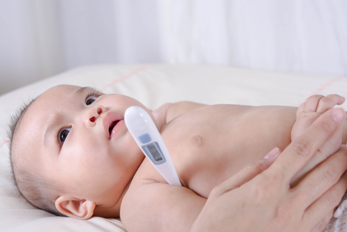 脇に挟む一般的な体温計では、赤ちゃんの検温は難しいですよね…