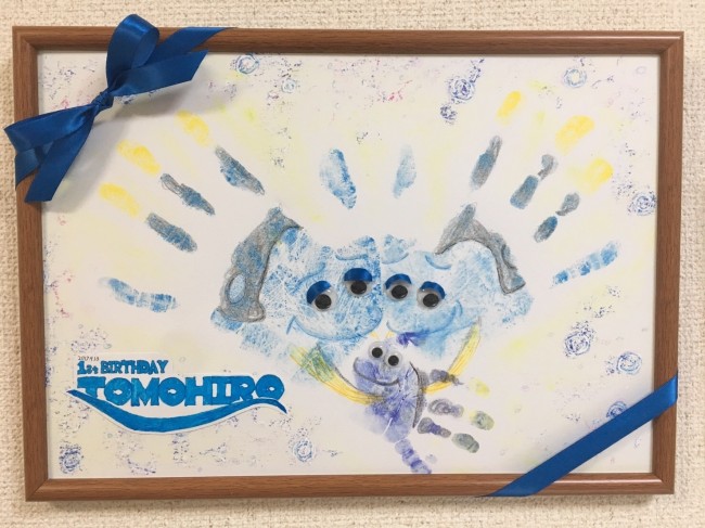 今回は、パパママの手形も合わせた、家族の手形アートに♪