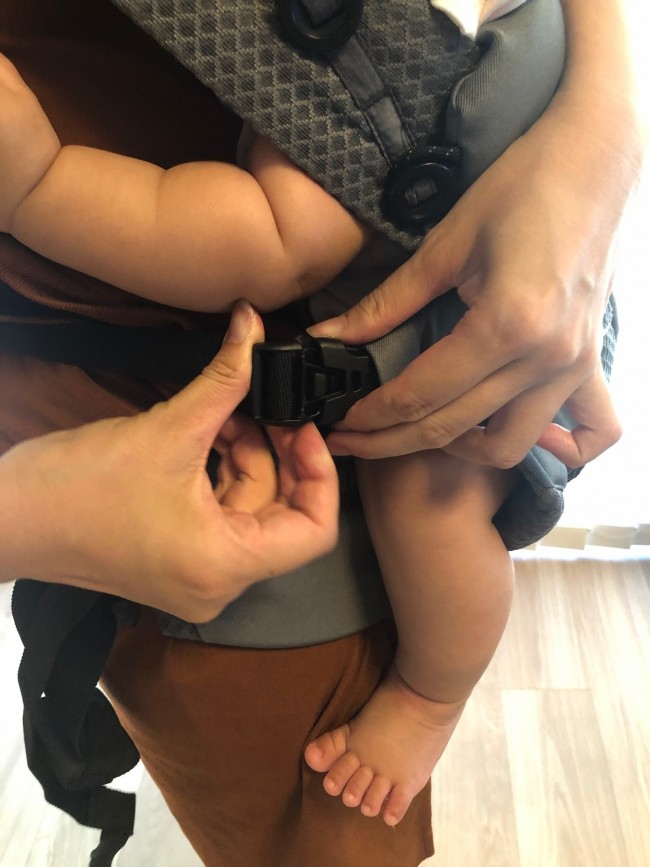 脇の下から持ってきたバックルを留めます