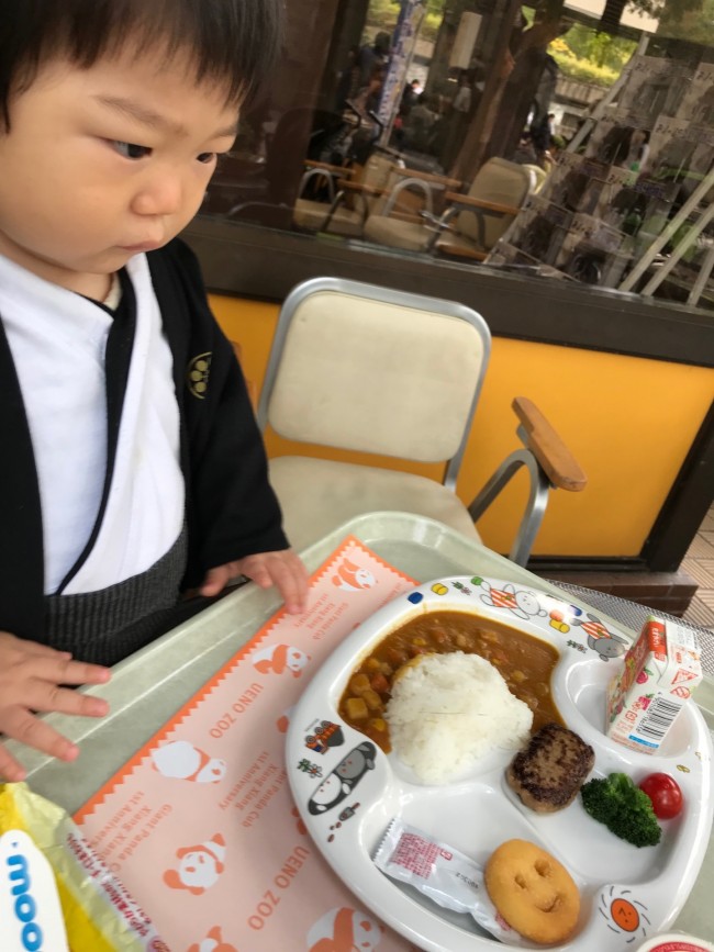 記念日の晴れ着として買ってあった和装ロンパースを着て、上野動物園のハロウィンに!