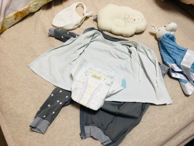 肌着と洋服を重ねて広げておくと、拭き上がった赤ちゃんを乗せて着せるだけ