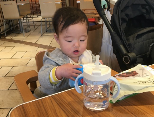 中の湯冷ましが足りなくなったら、サントリーの天然水やいろはすなどの軟水をたしてあげてました