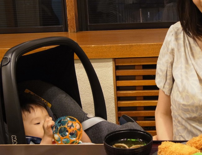お座り前のベビーとレストランに行くときは、ベビーごと置いておけるので安心