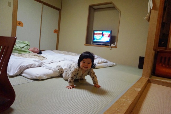 お布団を敷いてもらって、パパもママもリラックス。娘は終始楽しそうにはいはいしていました