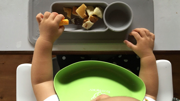 《自分で食べられる!》子どものつかむ・食べるを研究したスプーン&フォーク、正しい持ち方で楽しく食べよう♡