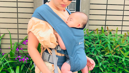 《はじめての抱っこを快適に♡》エルゴベビーから、新生児モデルが登場! 話題のエンブレースをいちはやく使ってみました♪