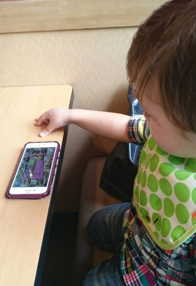 たくさん食べたら、スマホ動画で小休止。いつもは見せていないので、大好きな動画は集中して見ていてくれます♪