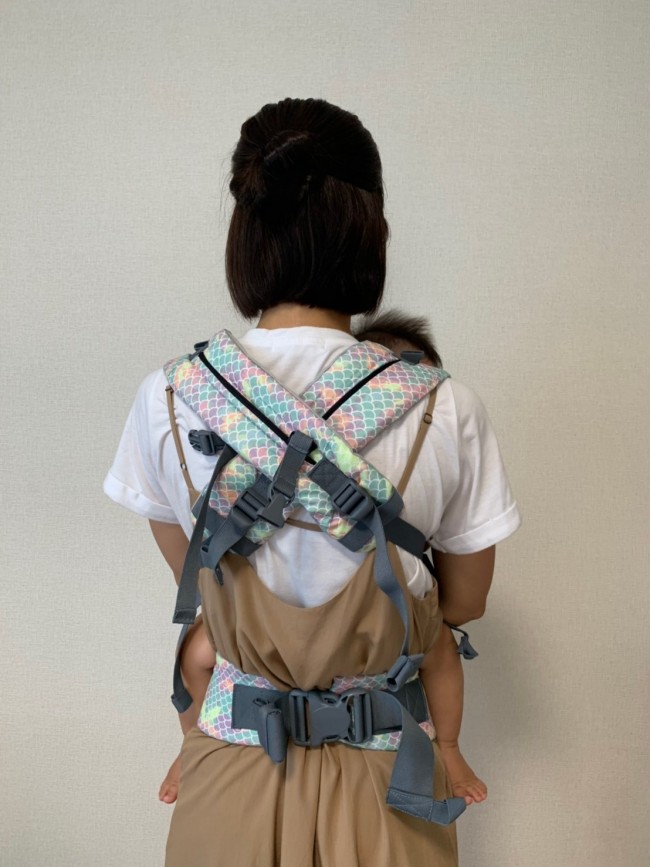 腰や肩への負担が軽減するクロス抱っこも、簡単にできます