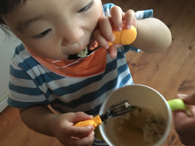 自分で食べられる 子どものつかむ 食べるを研究したスプーン フォーク 正しい持ち方で楽しく食べよう 代官山スタイル By Blossom39