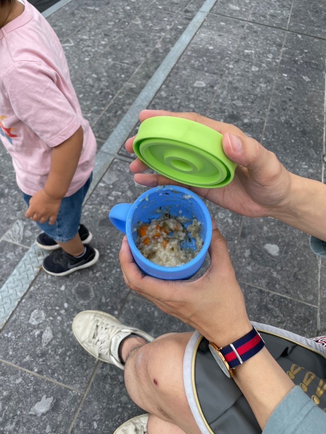 食べ残しても底蓋でしっかり密封でき、洗う時まで漏れません