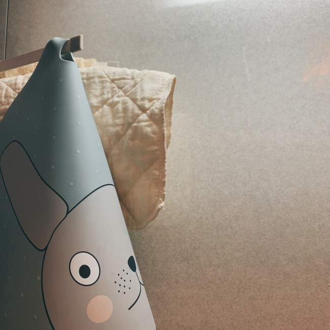 この穴があるだけで、お手入れが格段に楽に! 洗ってひょいと下げておくだけ♪