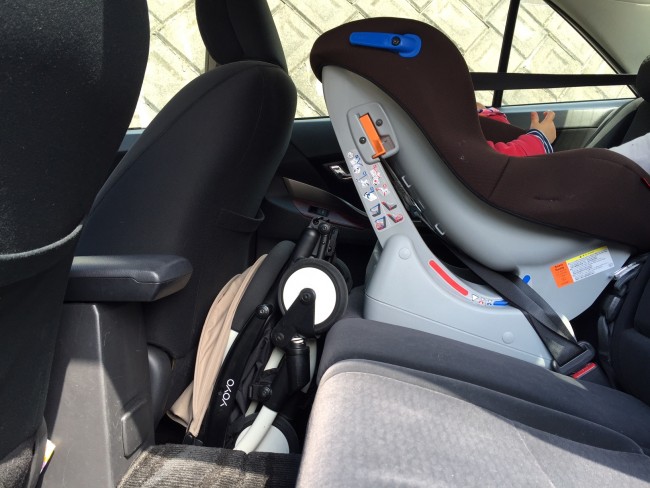 チャイルドシートと運転席の間にすっぽり♪