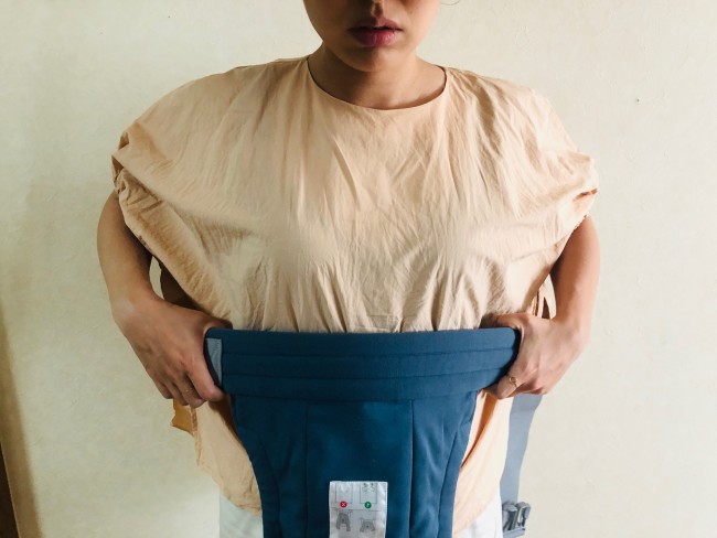体の正面に抱っこひもを当てて…