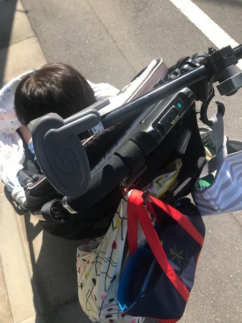 走行中に傘を手で持たないといけないストレスがなく、安全性も高まります!