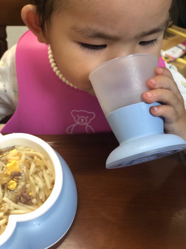 最近では片手飲みもマスターしつつある長男。コツをつかめばあっという間です