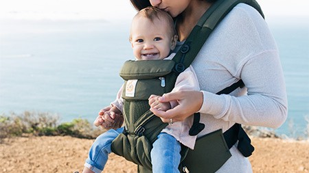 《今年最も売れた抱っこひもランキング5》シンプルで使いやすいデザインと装着性orよりきめ細やかに多機能化？