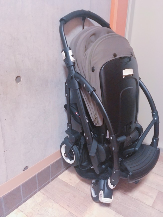 折りたためない海外製ベビーカーも多いなか、バガブービー5はこんなにコンパクトに!