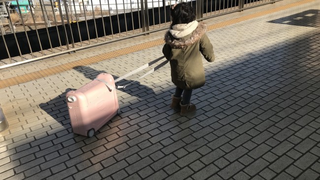 《乗れる、寝られる!?》子どもも大喜び♡ 移動時間を快適にする、1台3役のライドオンスーツケースを使ってみた!