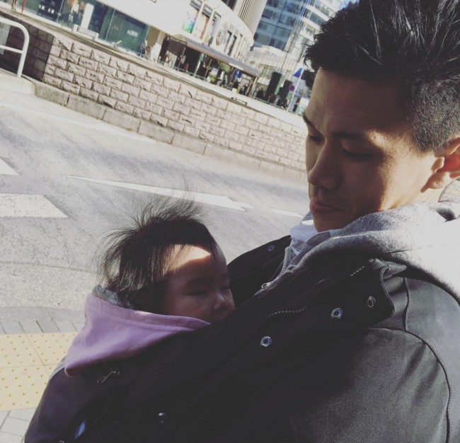 抱っこは赤ちゃんにとって、パパママと触れ合えて落ち着くリラックスタイム♪