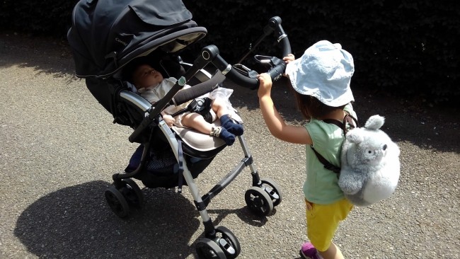 ベビーカーを押したがる姉。天気が良い日はいいのですが…