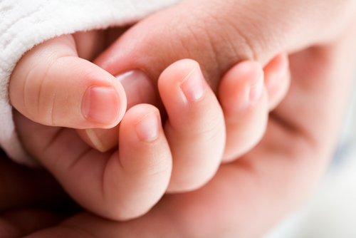 赤ちゃんの爪は、案外はやく伸びるもの。薄いので、柔らかい肌にあたるとすぐに傷になってしまいます