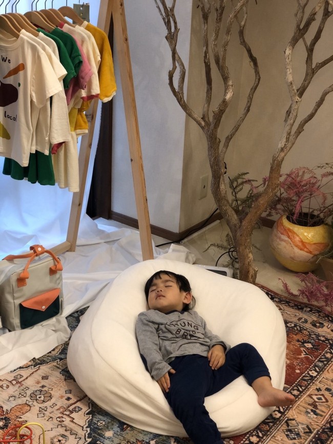 買い物とおしゃべりに夢中になっている間に、安心して寝てしまった息子