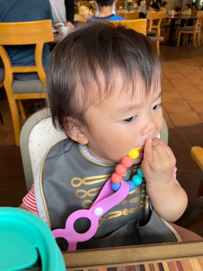 待ち時間にも、ストラップにつけたビーズで遊んでいます