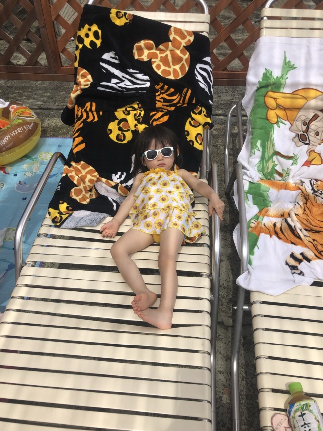 もちろんプールのときも。大人と同じようにサングラスをかけられることにも大喜びで、いっちょ前のポーズ!