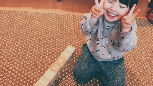 《はじめてのABC♡》インテリア映えするおしゃれ玩具、オーノーのアルファベットブロックがお気に入り♪