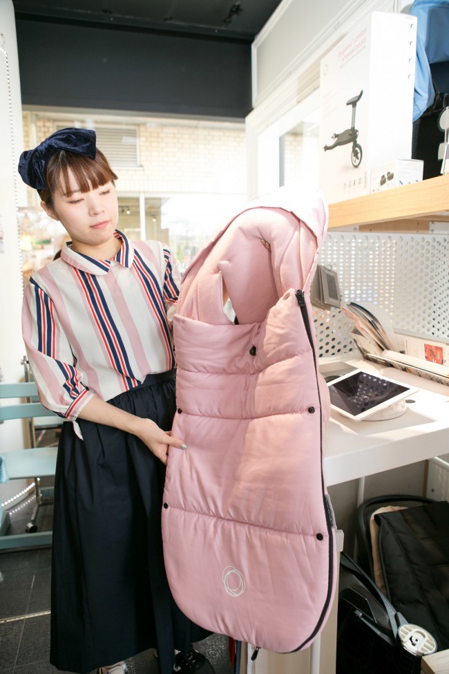 こちらがフットマフ。これからの季節の売れ筋。赤ちゃんの寝袋のような感じ