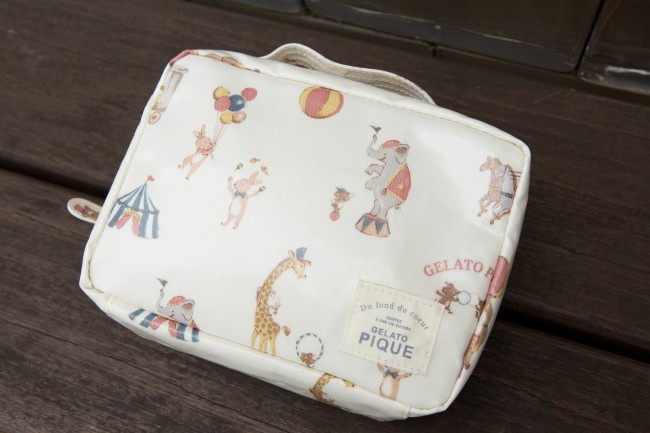 オムツポーチは、ジェラートピケ。やさしいデザインがお気に入り