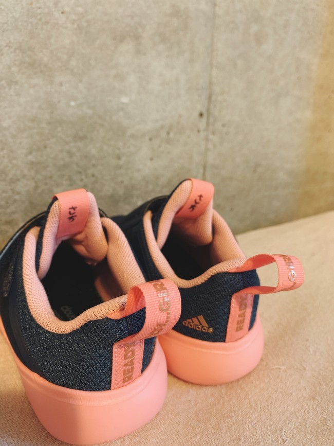 かかとのしっぽに指を引っ掛けて履きます。お家で履く練習をするのも大事!