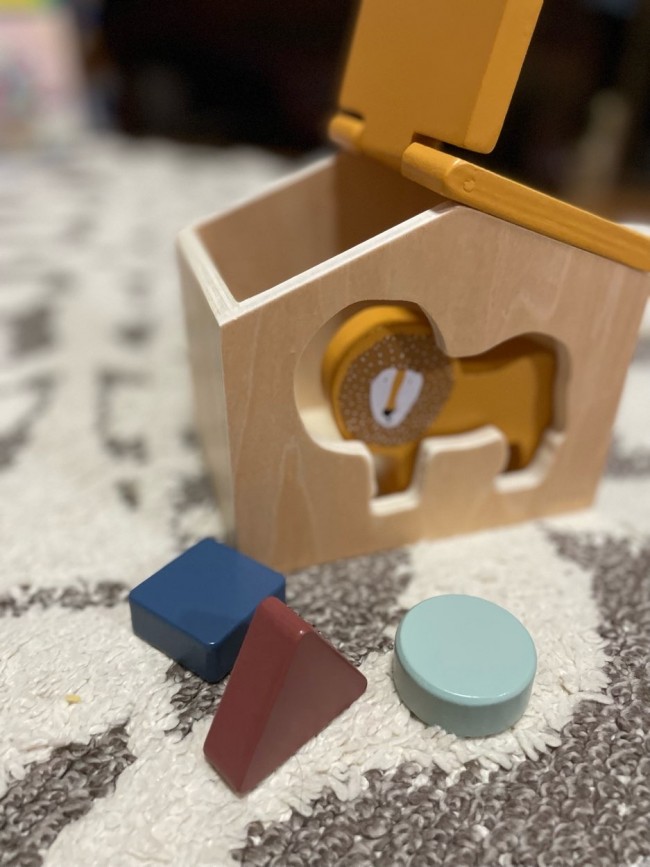 小さなおうちと動物&3種類のカタチのブロックがセットになった、ウッデンハウス