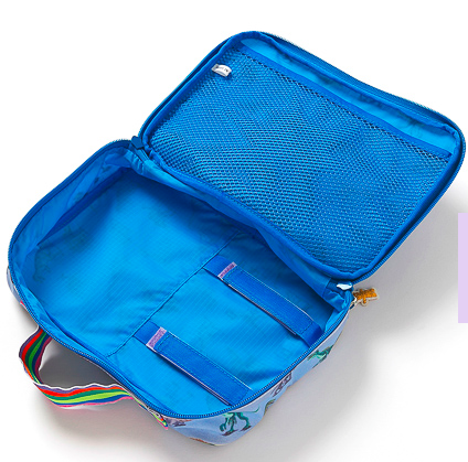 小分けになるポケットや、おしりふきなどを固定できるマジックテープのバンドも!