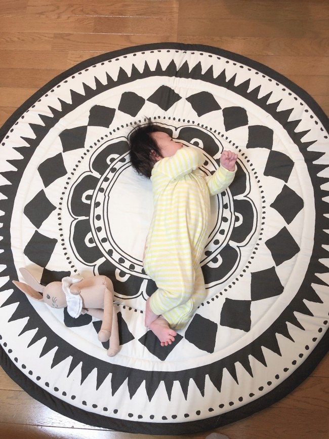 マットのうえで安心してゴロゴロ。寝返りの練習にも!