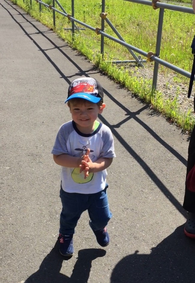 大好きなカーズのキャップは、パパの故郷ロシアから贈られてきたもの! ぐっとお兄さんスタイルに♪